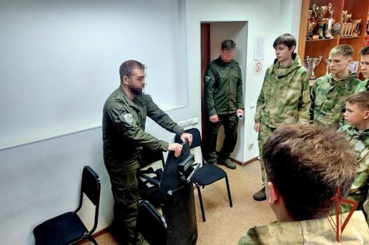 Воспитанники военно-патриотического центра «Характер» познакомились со службой СОБР «Каскад» Росгвардии в Омске
