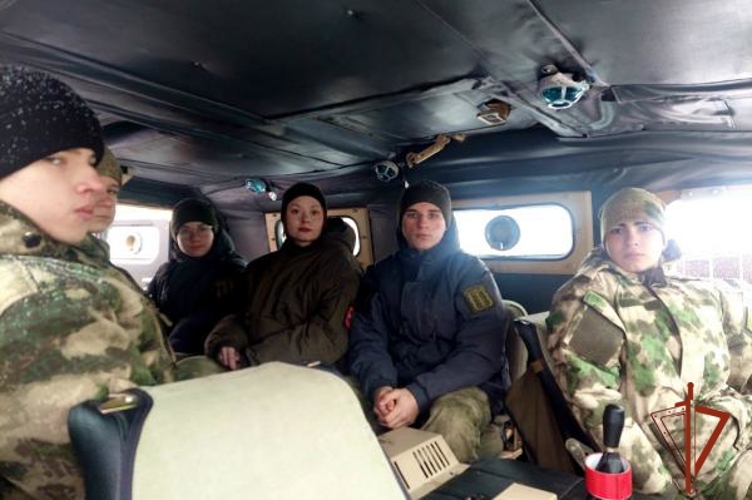 Воспитанники военно-патриотического центра «Характер» познакомились со службой СОБР «Каскад» Росгвардии в Омске