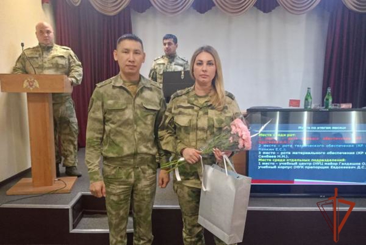 В Омской воинской части Росгвардии состоялся праздничный новогодний концерт с чествованием личного состава и ветеранов
