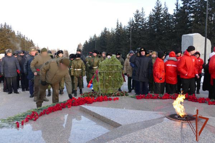 Память героев: Росгвардейцы Омска почтили павших защитников Отечества в Парке Победы