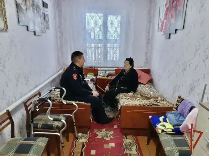 В Омской области сотрудники вневедомственной охраны Росгвардии оказали помощь матери погибшего военнослужащего