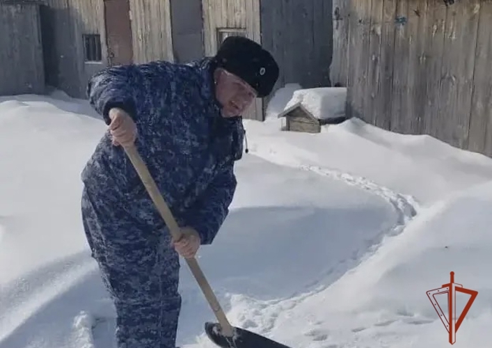 В Омской области сотрудники вневедомственной охраны Росгвардии оказали помощь матери погибшего военнослужащего