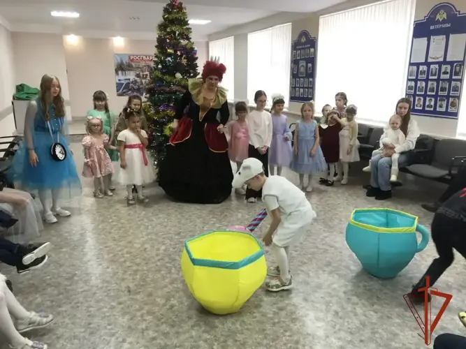 В рамках ведомственной акции "Дед Мороз специальнго назначения" в подразделениях Росгвардии Омска состоялся комплекс новогодних мероприятий