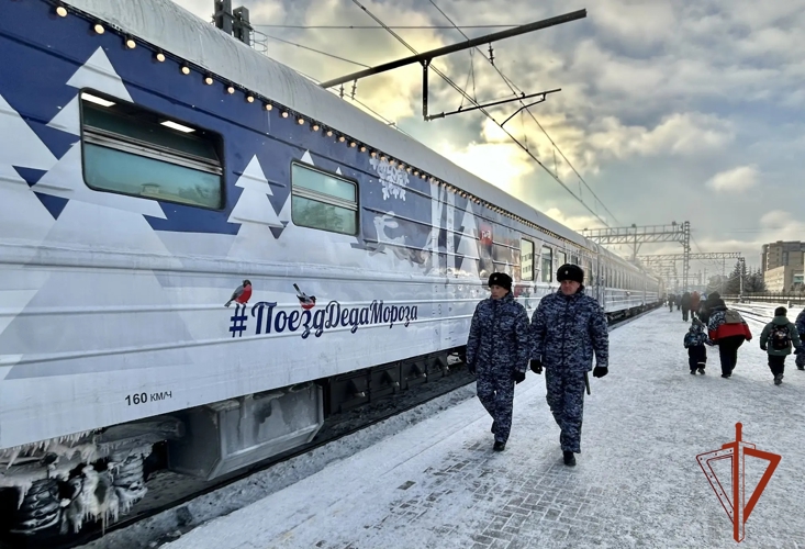 Росгвардия обеспечивала правопорядок во время прибытия в Омск «Поезда Деда Мороза» 