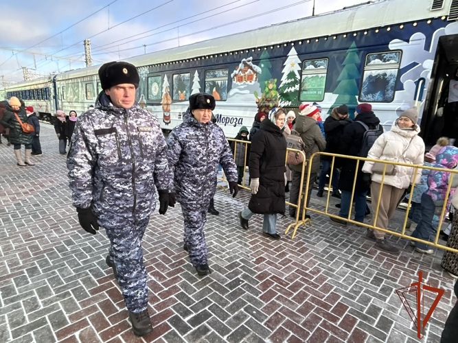 Росгвардия обеспечивала правопорядок во время прибытия в Омск «Поезда Деда Мороза» 