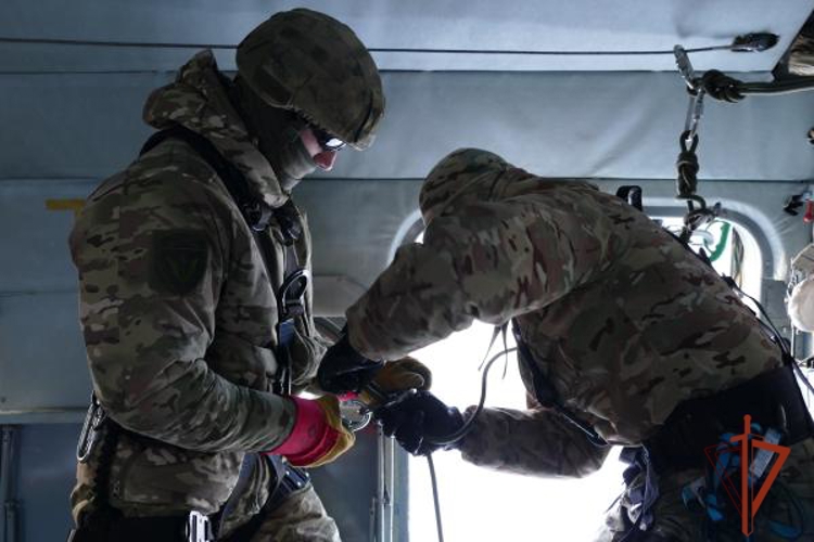 ОМОН «Штурм» Росгвардии отработал беспарашютное десантирование с вертолета Ми-8Т в Омске