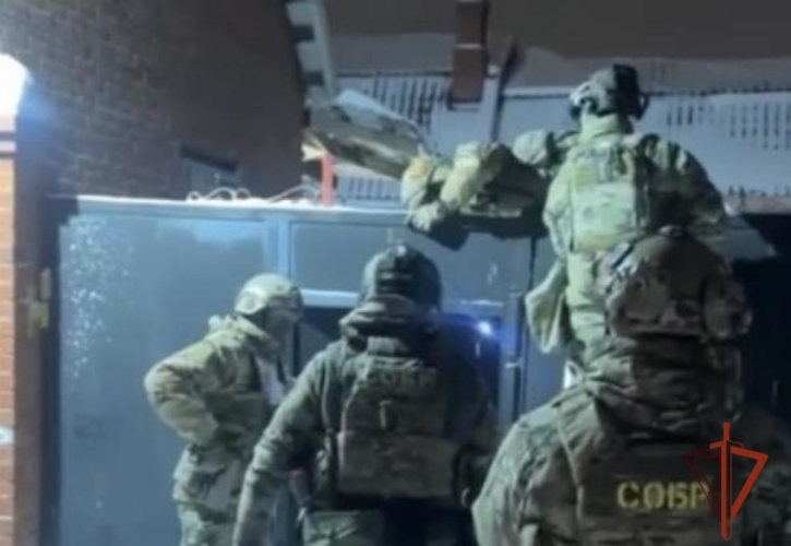 В Омске при поддержке спецназа Росгвардии задержали троих граждан, подозреваемых в умышленном поджоге банного комплекса