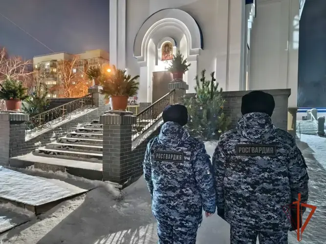 Росгвардейцы приняли участие в рождественском богослужении в Омске