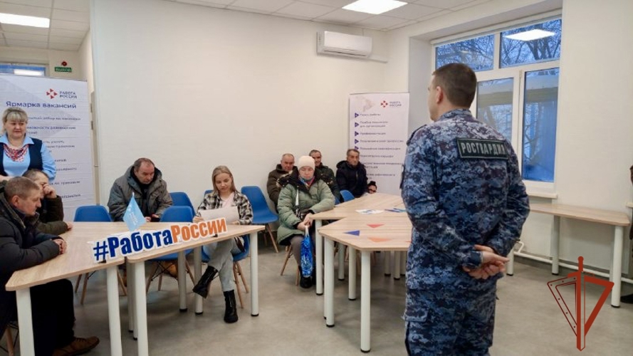 Сотрудники Росгвардии рассказали о работе во вневедомственной охране на Ярмарках вакансий в Омской области
