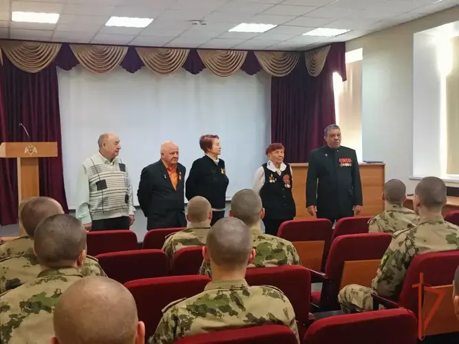 В Омской воинской части Росгвардии состоялся тематический вечер встречи с жительницей блокадного Ленинграда и ветераном ВОВ для военнослужащих по призыву