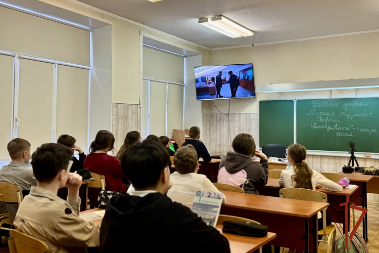 Сотрудники Росгвардии провели урок мужества для школьников в Омске