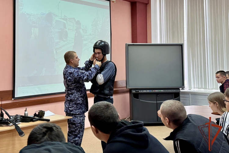 По случаю предстоящего 10-летия Росгвардии сотрудники вневедомственной охраны провели агитационное мероприятие для студентов колледжа в Омске