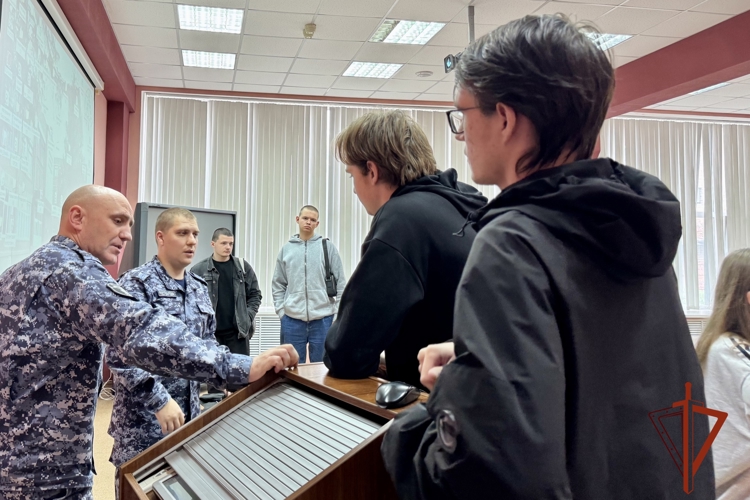 По случаю предстоящего 10-летия Росгвардии сотрудники вневедомственной охраны провели агитационное мероприятие для студентов колледжа в Омске