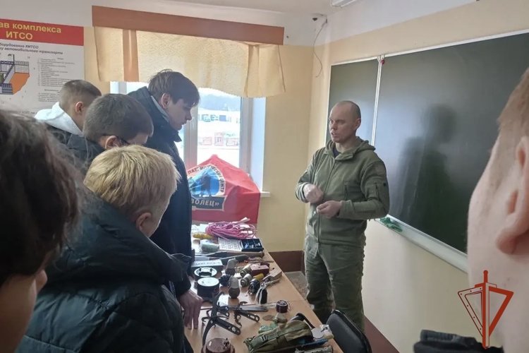 На территории Омской воинской части Росгвардии проведен Урок мужества с участником омского проекта «ПРОдвижение ГЕРОЕВ» 
