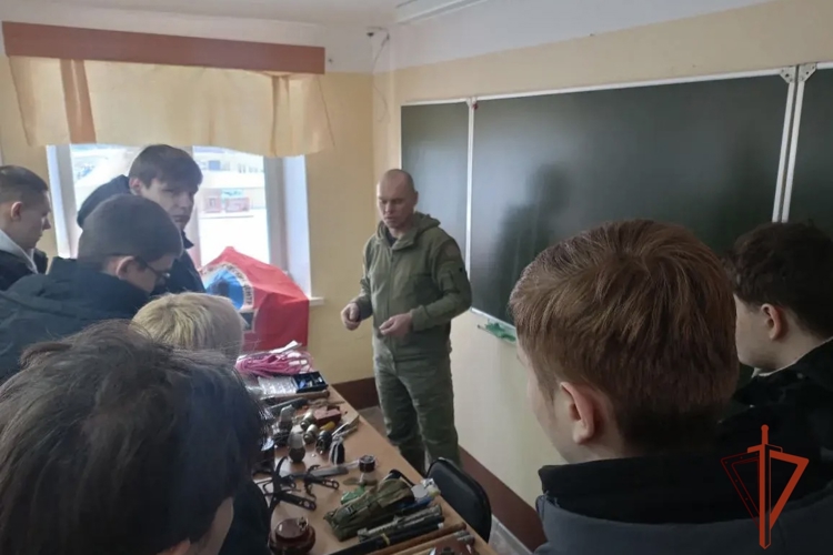 На территории Омской воинской части Росгвардии проведен Урок мужества с участником омского проекта «ПРОдвижение ГЕРОЕВ»
