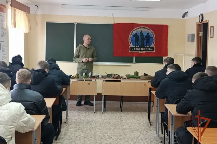 На территории Омской воинской части Росгвардии проведен Урок мужества с участником омского проекта «ПРОдвижение ГЕРОЕВ» 