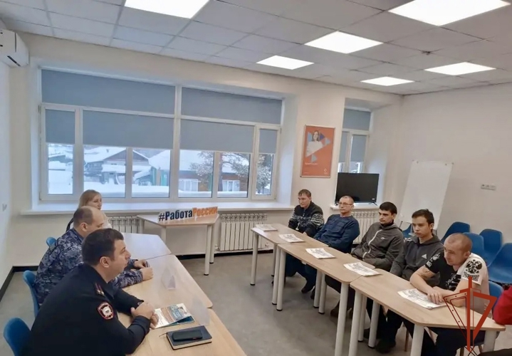Сотрудники Росгвардии продолжают информировать граждан о службе в Росгвардии на Ярмарках вакансий в Омской области
