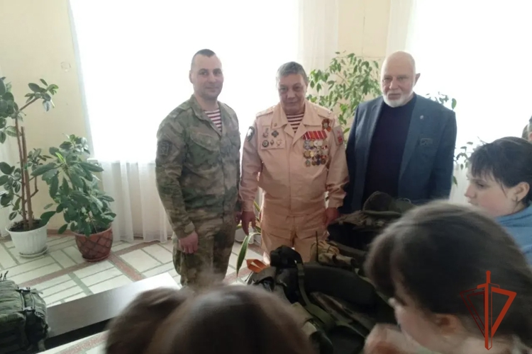 Военнослужащие Росгвардии приняли участие  «уроке мужества» для омской молодежи