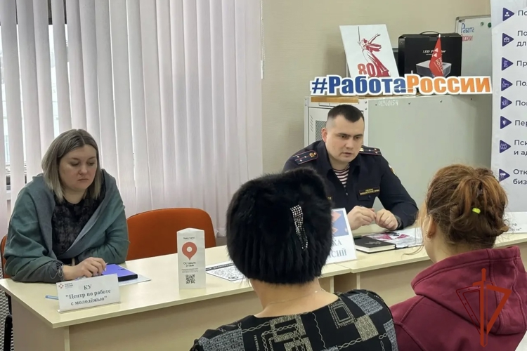 Сотрудники Росгвардии продолжают информировать граждан о службе в войсках на ярмарках вакансий в Омской области