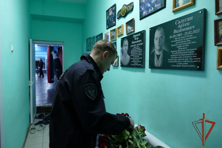 МЕМОРИАЛЬНУЮ ДОСКУ В ЧЕСТЬ ПОГИБШЕГО В ХОДЕ СВО РОСГВАРДЕЙЦА ОТКРЫЛИ В ОМСКЕ