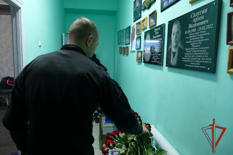 МЕМОРИАЛЬНУЮ ДОСКУ В ЧЕСТЬ ПОГИБШЕГО В ХОДЕ СВО РОСГВАРДЕЙЦА ОТКРЫЛИ В ОМСКЕ