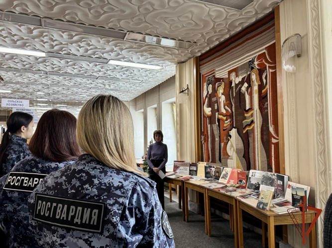 В День Победы советских войск в Сталинградской битве росгвардейцы посетили государственную областную библиотеку им. А.С.Пушкина