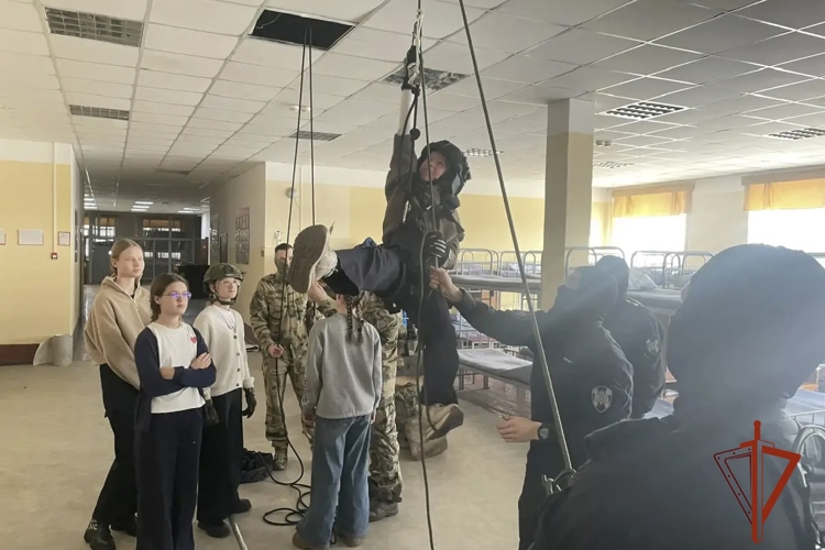 Военнослужащие Росгвардии провели день открытых дверей для омских школьников