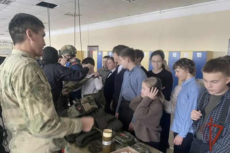 Военнослужащие Росгвардии провели день открытых дверей для омских школьников