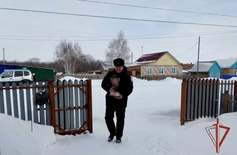 В международный женский день сотрудники Росгвардии оказали помощь матери погибшего военнослужащего в Омской области