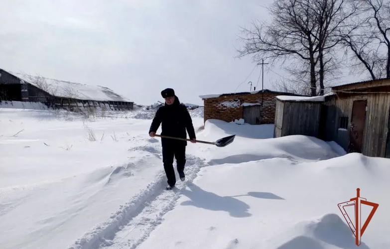 В международный женский день сотрудники Росгвардии оказали помощь матери погибшего военнослужащего в Омской области