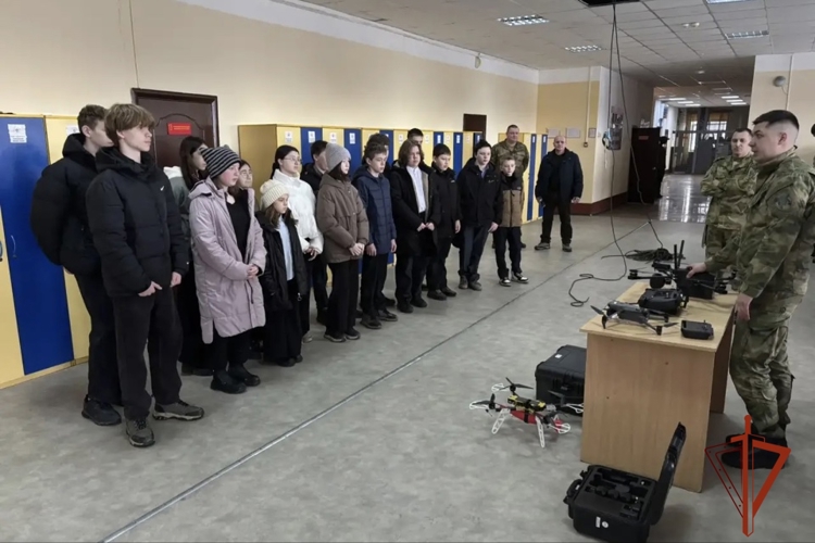 В канун профессионального праздника военнослужащие Росгвардии провели день открытых дверей для омских школьников