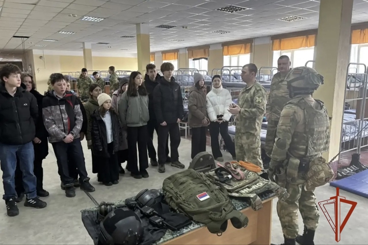 В канун профессионального праздника военнослужащие Росгвардии провели день открытых дверей для омских школьников