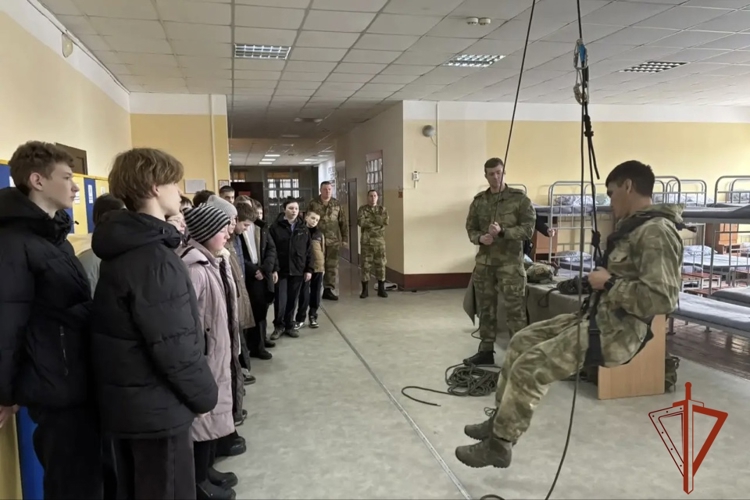 В канун профессионального праздника военнослужащие Росгвардии провели день открытых дверей для омских школьников
