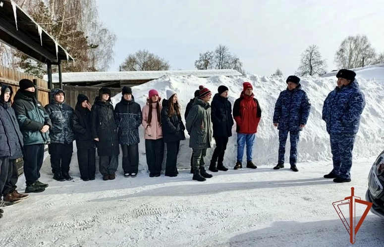 Сотрудники Росгвардии организовали для школьников день открытых дверей в Омской области