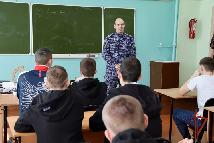Сотрудники Росгвардии провели урок мужества для школьников в Омской области