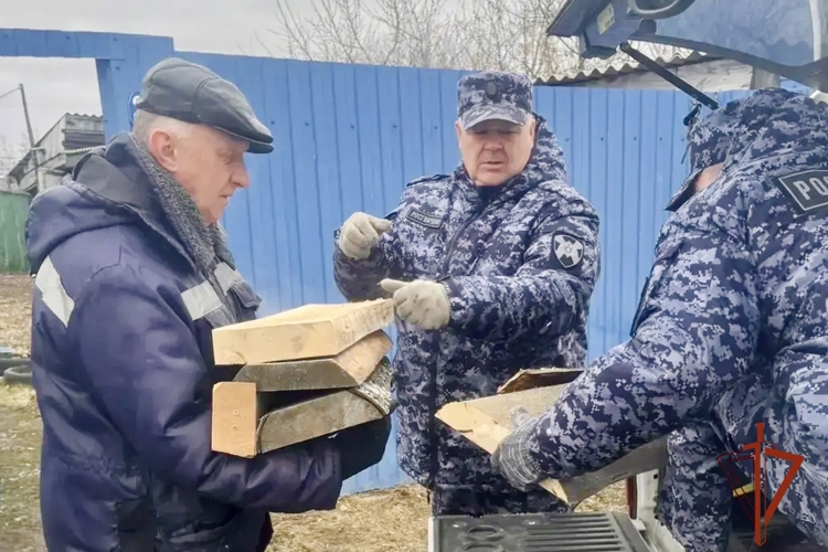 В Омской области сотрудники вневедомственной охраны оказали помощь семье погибшего военнослужащего