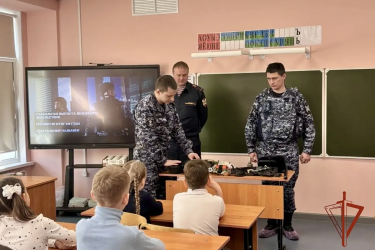 Cотрудники Росгвардии  рассказали о службе в Росгвардии омским школьникам