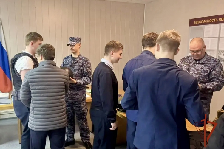 Росгвардейцы провели день открытых дверей для школьников в Омской области