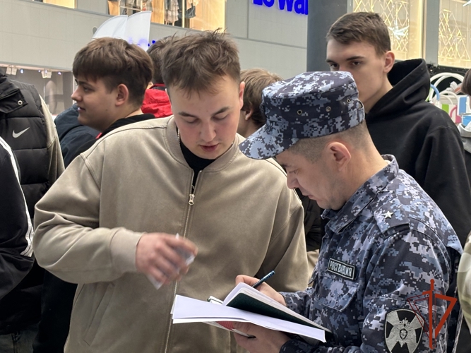 Росгвардия Омской области представила вакансии на ярмарке трудоустройства