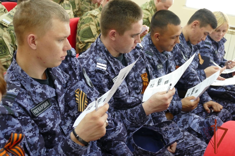  В Омске сотрудники и военнослужащие Росгвардии присоединились ко Всероссийской акции «Диктант Победы»
