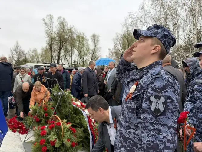 В Омске сотрудники и военнослужащие Росгвардии почтили память погибших участников ликвидации последствий радиационных аварий и катастроф