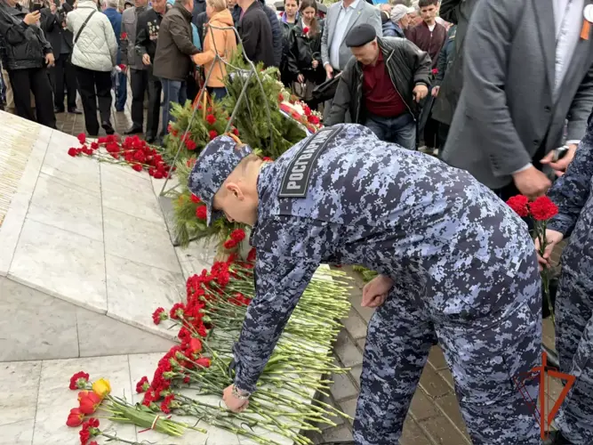 В Омске сотрудники и военнослужащие Росгвардии почтили память погибших участников ликвидации последствий радиационных аварий и катастроф