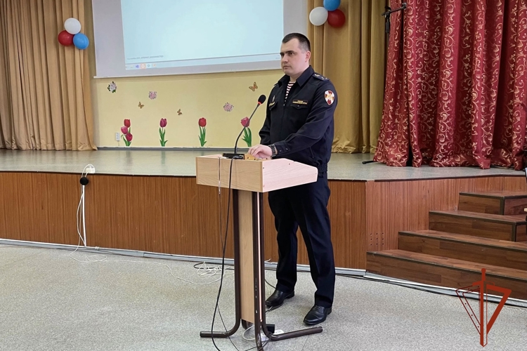 Сотрудники Росгвардии провели  классный час «Антитеррористическая безопасность» в  образовательном учреждении Омской области