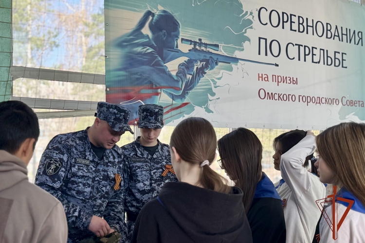  Сотрудники Росгвардии организовали выставку средств защиты и вооружения для Омских школьников 