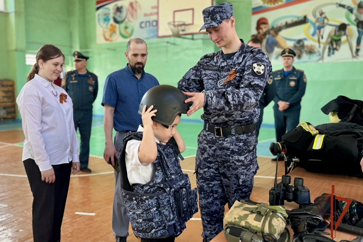  Сотрудники Росгвардии организовали выставку средств защиты и вооружения для Омских школьников 