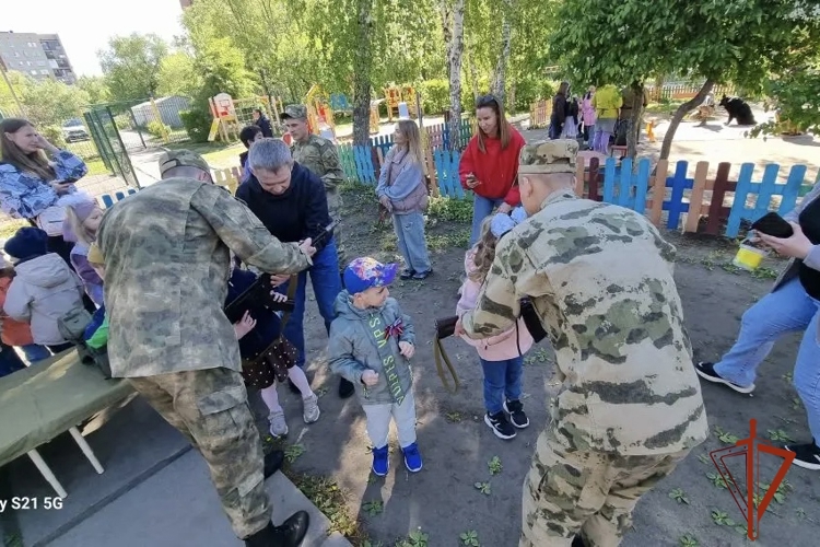 Росгвардейцы провели уроки мужества для детей и школьников в Омске