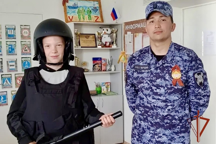 Сотрудники Росгвардии провели урок мужества для школьников в Омске