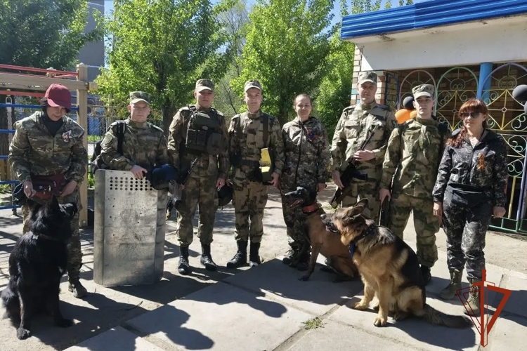 Росгвардейцы провели уроки мужества для детей и школьников в Омске