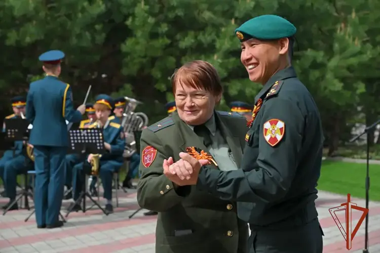 По случаю Дня Победы военнослужащие омской воинской части Росгвардии провели концерт в геронтологическом центре