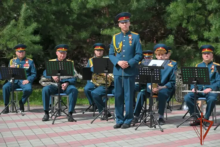 По случаю Дня Победы военнослужащие омской воинской части Росгвардии провели концерт в  геронтологическом центре
